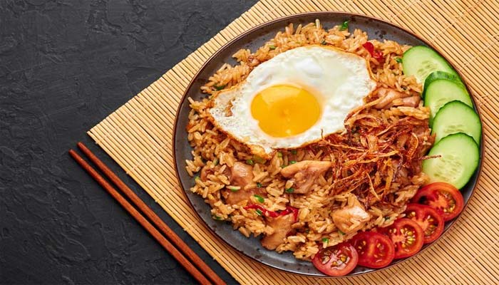 Resep Nasi Goreng Spesial, Sajikan dengan Telur Dadar